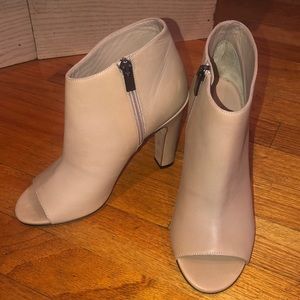 Vince. Vero Cuoio tan peep toe bootie SZ 6M